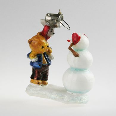Медведь и заяц лепят снеговика