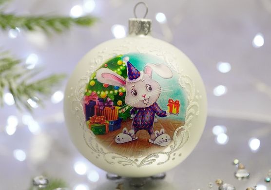Символ года - Кролик с подарком (белый матовый)