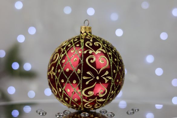 Elegant pattern on burgundy enamel